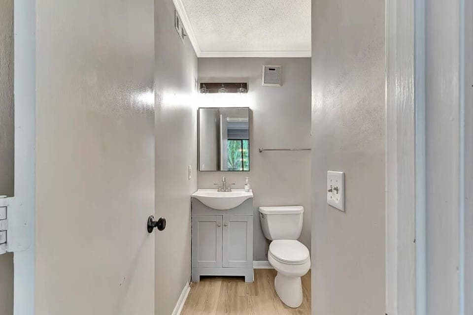 Beach lover's paradise. On the beach. Sleeps 8. Apartment in Hilton Head Island