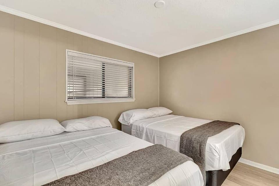 Beach lover's paradise. On the beach. Sleeps 8. Apartment in Hilton Head Island
