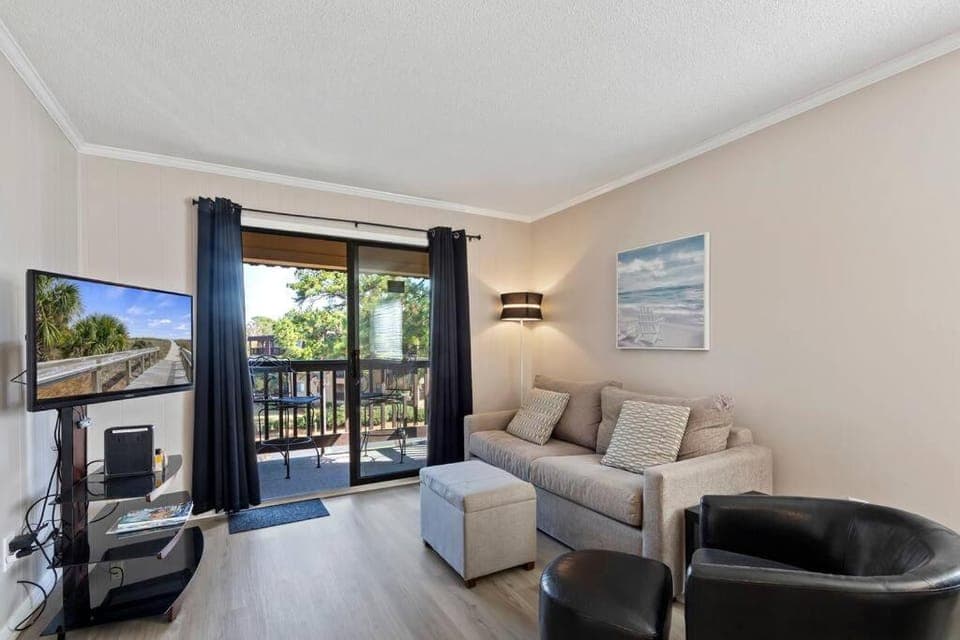 Beach lover's paradise. On the beach. Sleeps 8. Apartment in Hilton Head Island