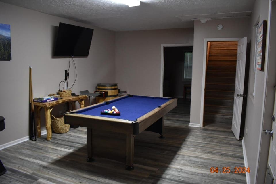 2 Miles to Parkway, Hot Tub, Pool Table, Air Hockey, Fire Pit! House in Pigeon Forge