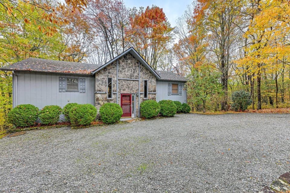 Deck & Community Perks: Sky Valley Home! House in Sky Valley