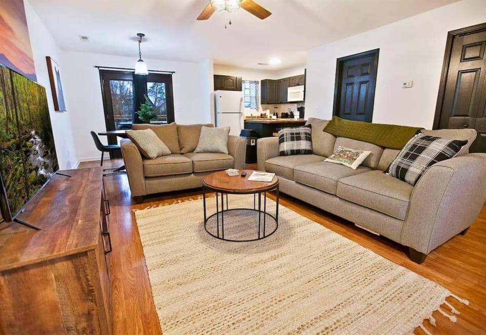 Cute Condo Hot Tub Minutes to Pigeon Forge! House in Sevierville