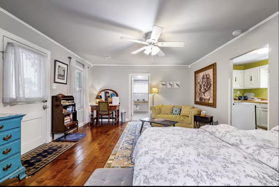 Bed, Photo of the whole room, Seating area, Bedroom