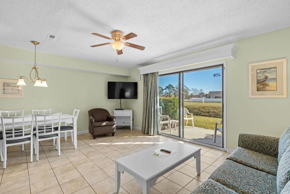 TV and multimedia, Living room, Seating area, Dining area