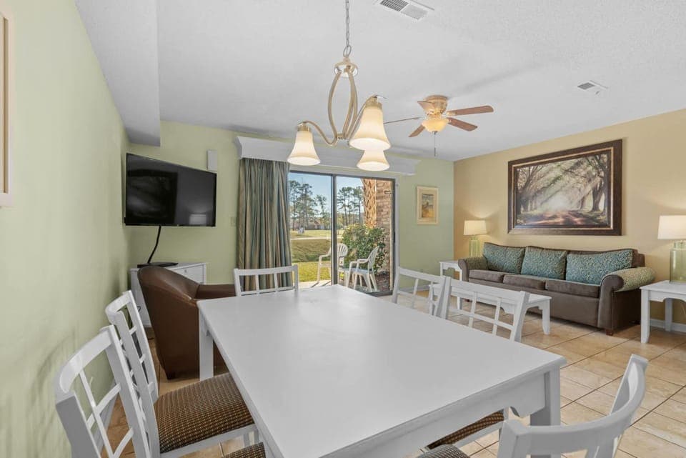 TV and multimedia, Living room, Seating area, Dining area