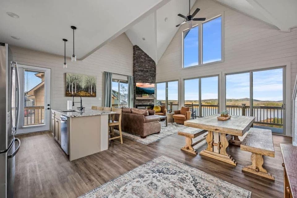 Serenity Shores Lodge House in Douglas Lake