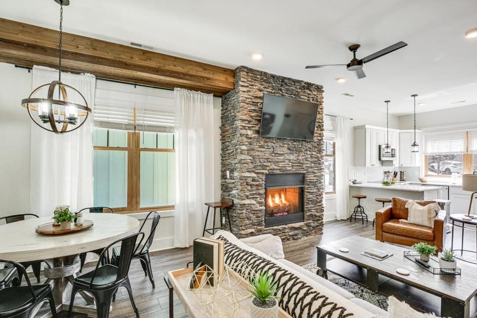 Dtwn Blowing Rock Condo w/ Private Hot Tub! House in Blowing Rock