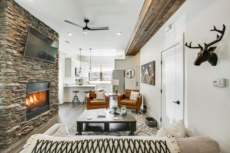 Dtwn Blowing Rock Condo w/ Private Hot Tub! House in Blowing Rock