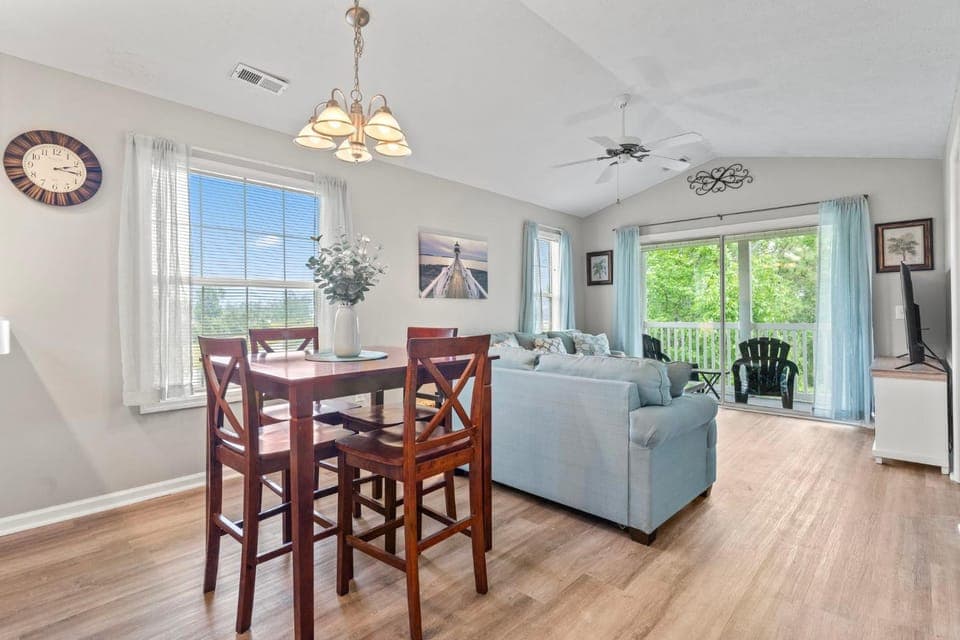 TV and multimedia, Living room, Seating area, Dining area, fireplace