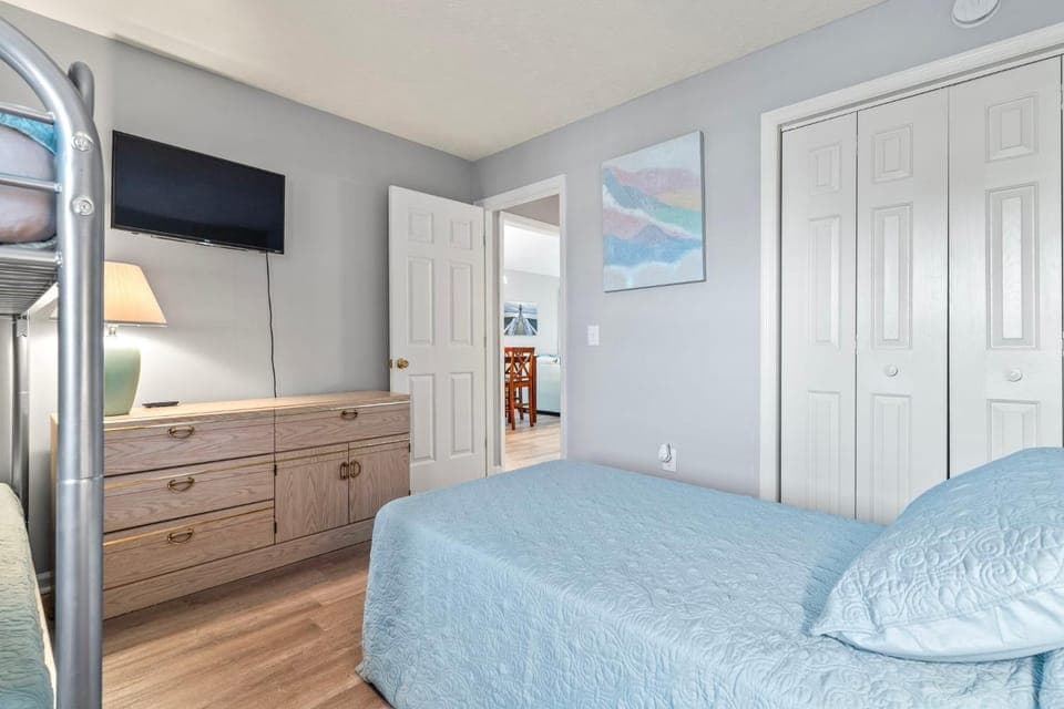 Bed, TV and multimedia, Photo of the whole room, Evening entertainment, Bedroom, wardrobe