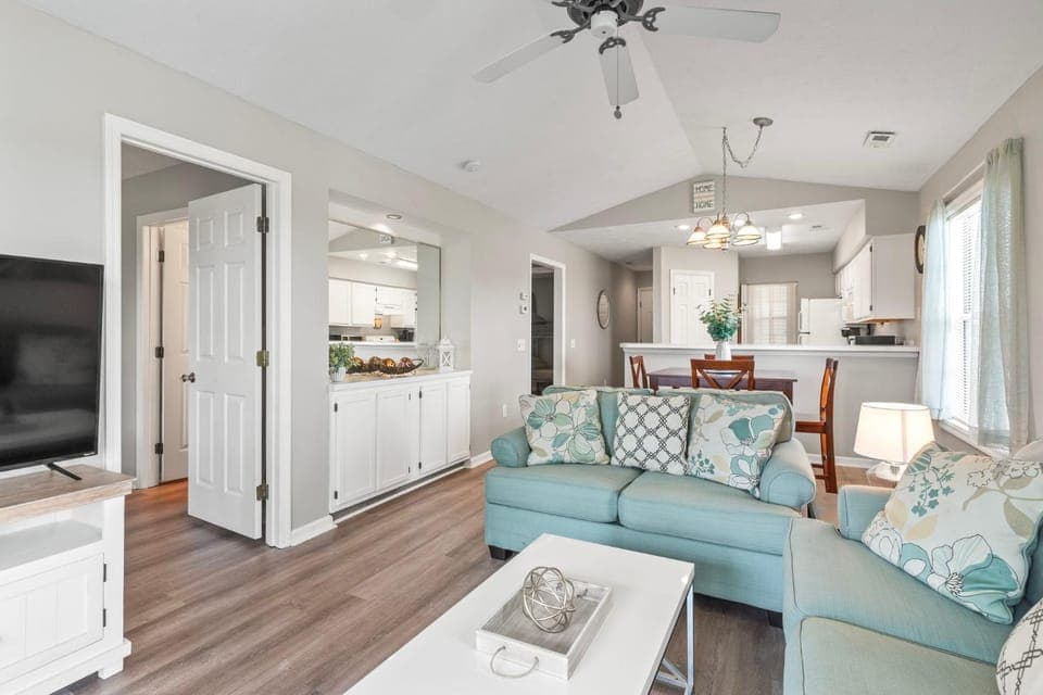 TV and multimedia, Kitchen or kitchenette, Living room, Seating area, Dining area, fireplace