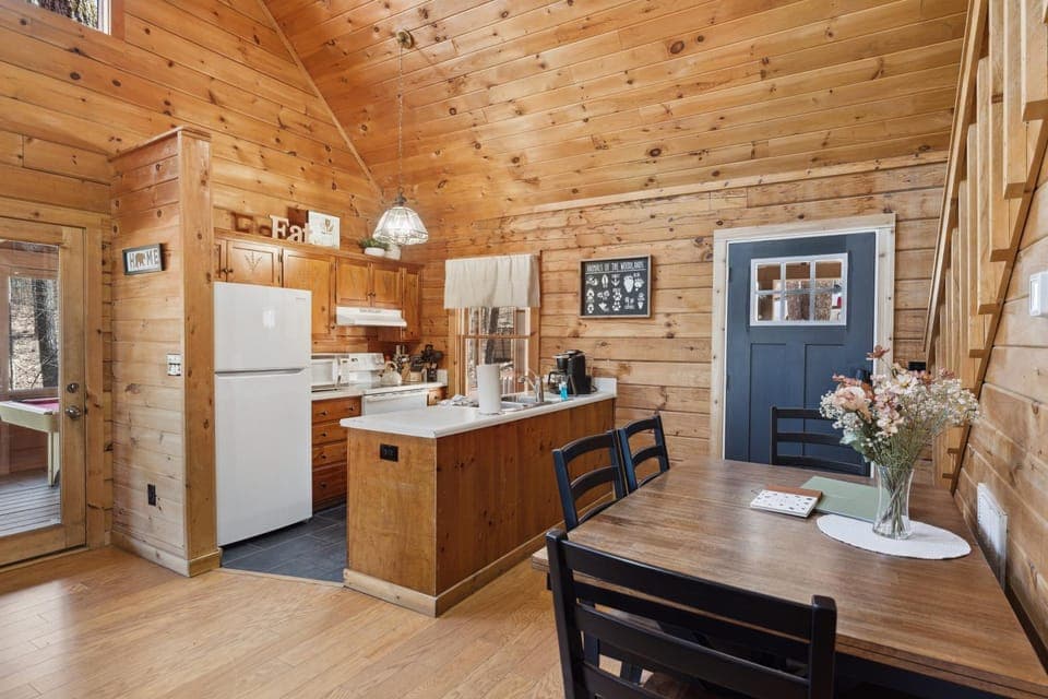 Kitchen or kitchenette, Dining area, minibar, pet friendly, stove