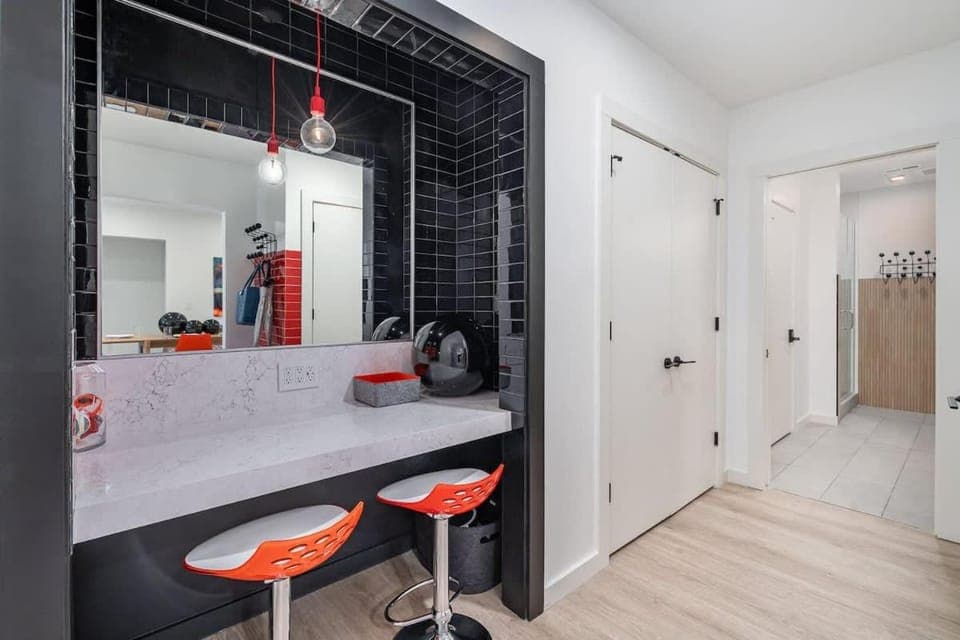 Hyve-Retro Modern-Full Gym-Walk to Broadway House in The Gulch