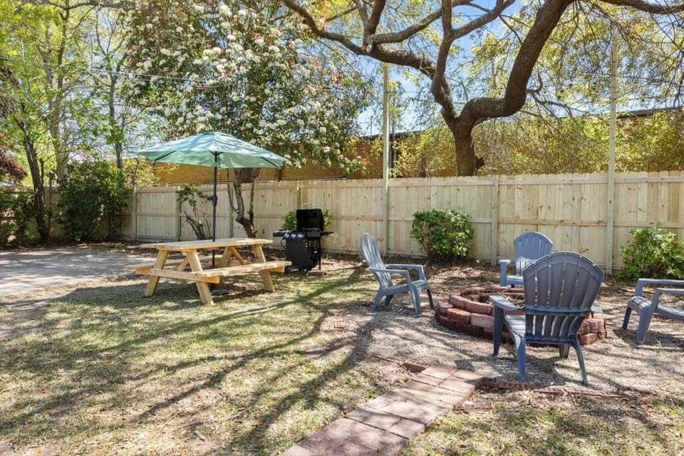 Patio, Day, Natural landscape, Garden, Garden view