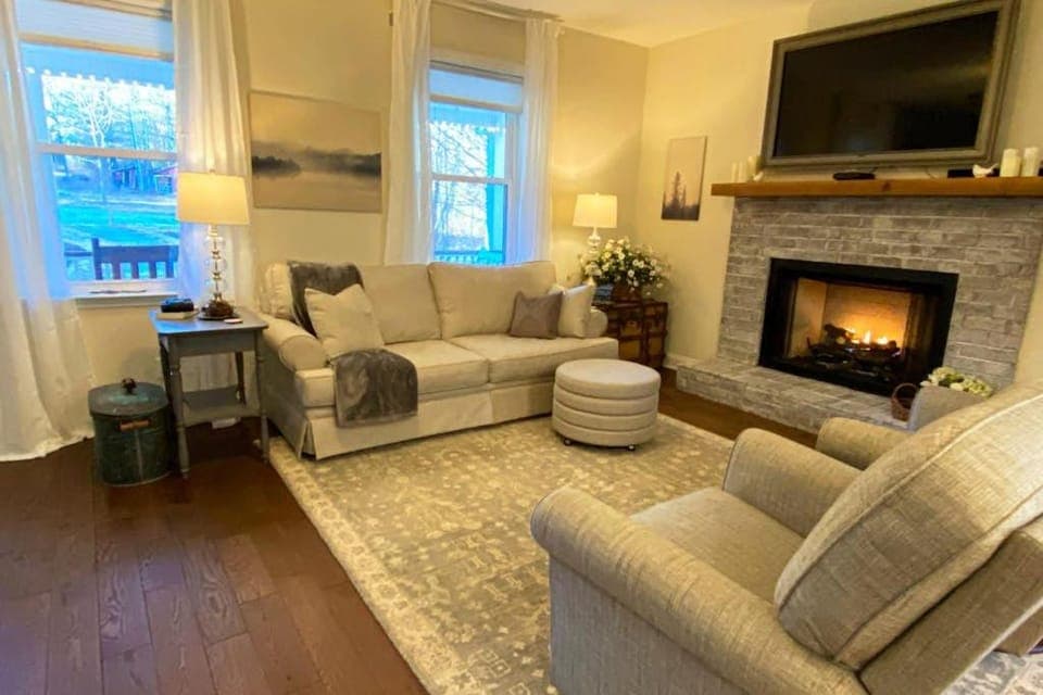 Creekside Farmhouse House in Flat Rock