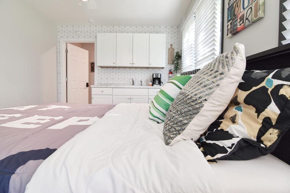 Bed, Kitchen or kitchenette, Bedroom
