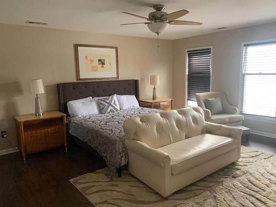 Large near Shops/Dining & easy access to freeway House in Cordova