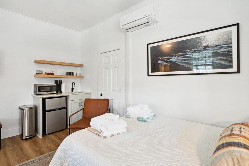 Folliday Inn - The Aguarama - Room 33 Inn in Folly Beach