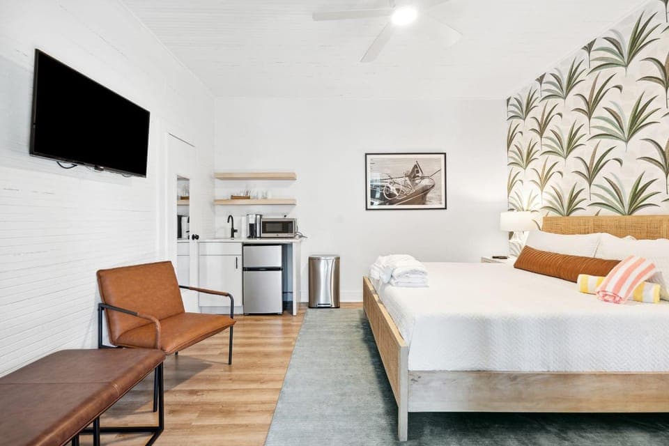 Bed, TV and multimedia, Kitchen or kitchenette, Bedroom