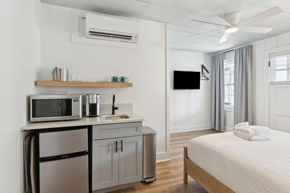 Bed, TV and multimedia, Kitchen or kitchenette, Bedroom