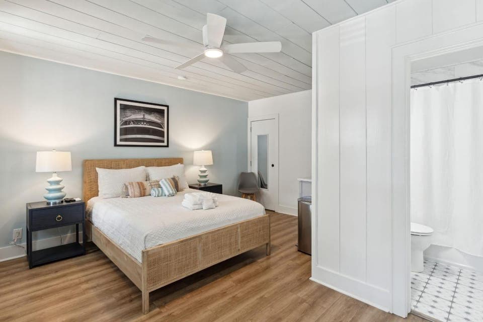 Bedroom, towels