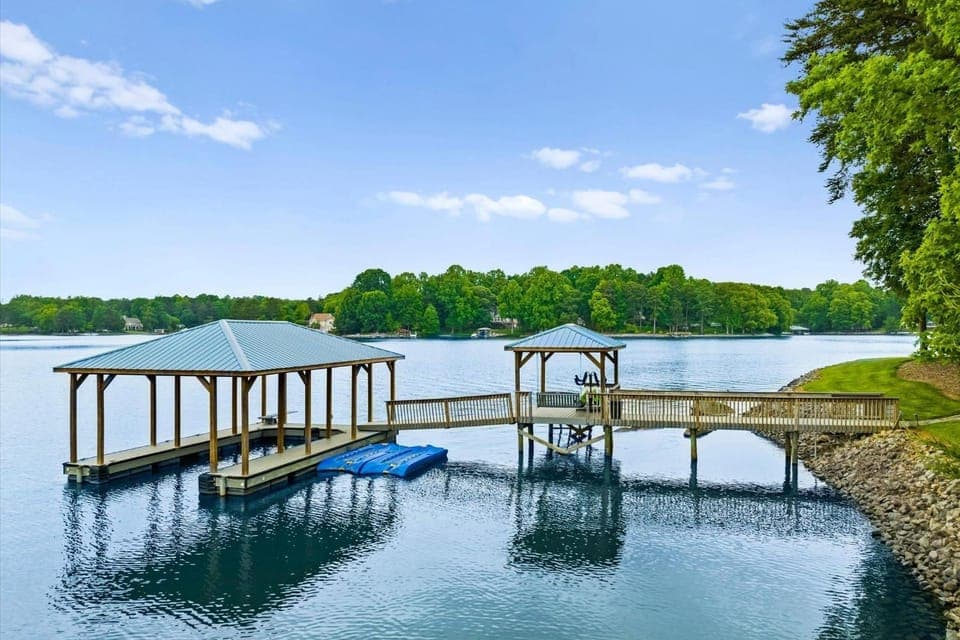 Grand Bay w/Hot Tub, 440' Shoreline & Optional Boat Rental House in Mooresville