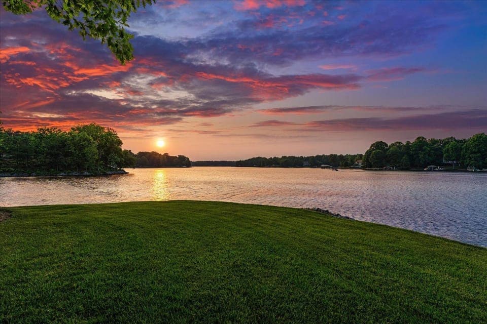 Grand Bay w/Hot Tub, 440' Shoreline & Optional Boat Rental House in Mooresville