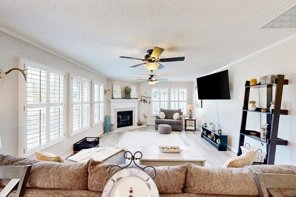 Renovated Retreat w/ Private Pool & Hot Tub House in Lake Marion