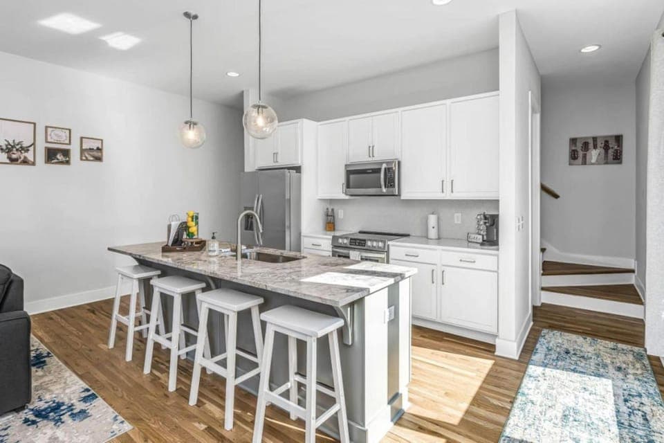 Kitchen or kitchenette, microwave, stove