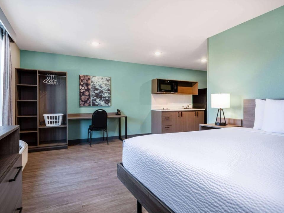 Photo of the whole room, Bedroom