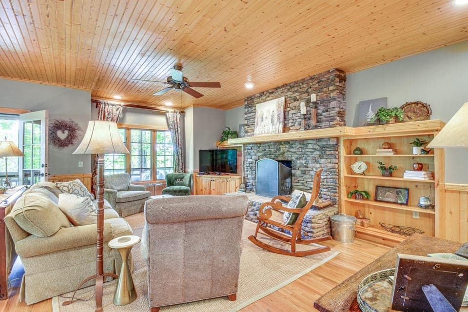 ‘Mountain Time’ Cashiers Condo w/ Deck & Views! House in Lake Glenville