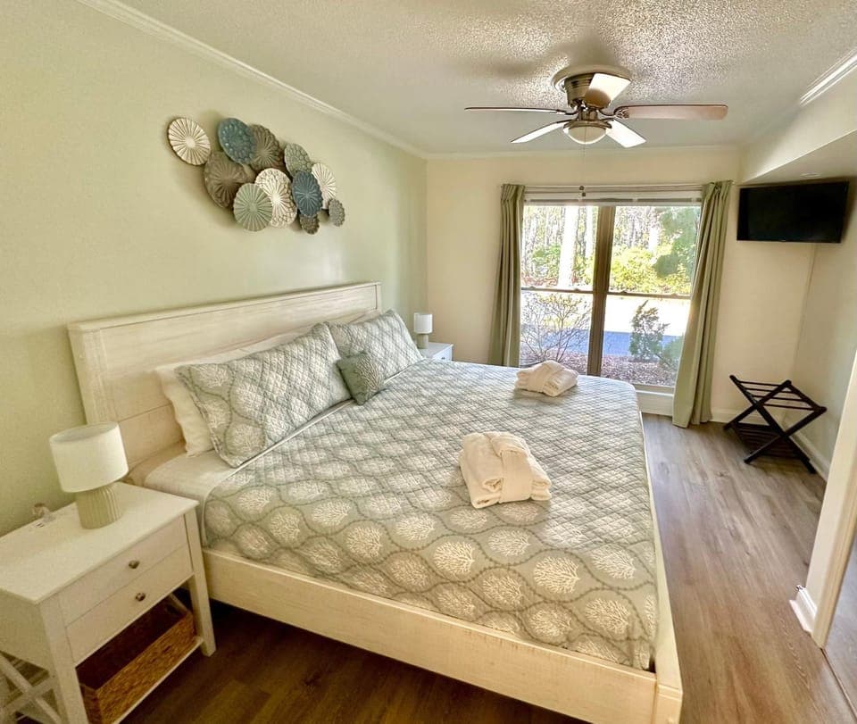 Bed, TV and multimedia, Bedroom
