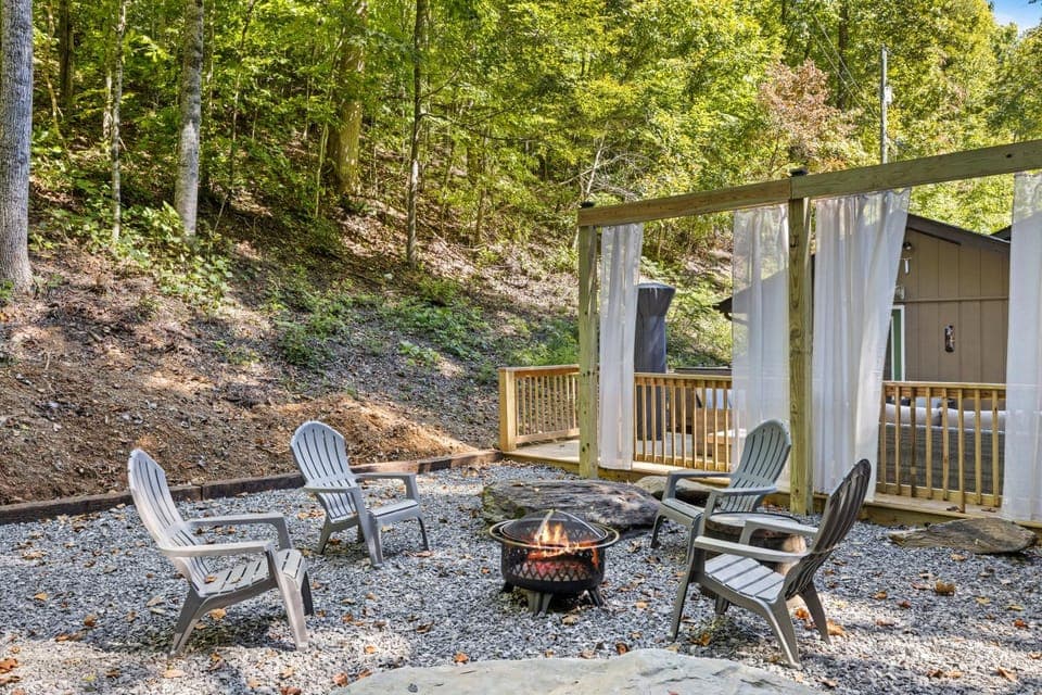Lazy Bear Valley is a rustic cabin retreat just minutes from Gatlinburg! Cabin in Gatlinburg