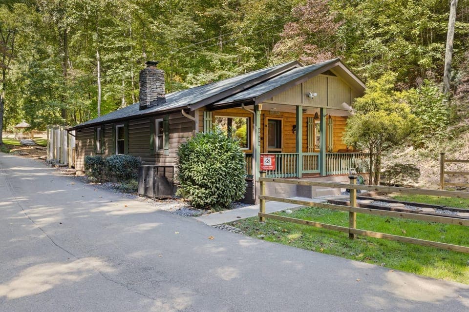 Lazy Bear Valley is a rustic cabin retreat just minutes from Gatlinburg! Cabin in Gatlinburg