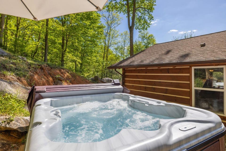 The "Lost Horse" Cabin - Secluded - Pet-Friendly - One Level - Massive Yard Cabin in Sevier County