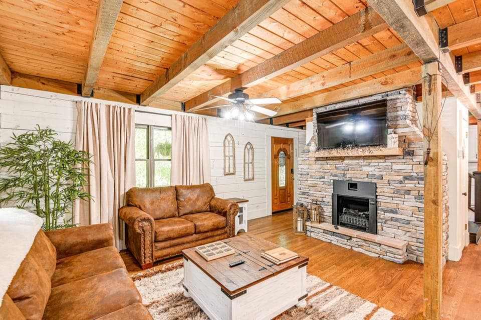 Peaceful Mt Juliet Cabin w/ Patio & Fire Pit Cabin in Mount Juliet