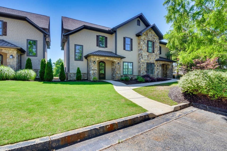 Toccoa Condo on Golf Course w/ Patio & Grill House in Lake Hartwell