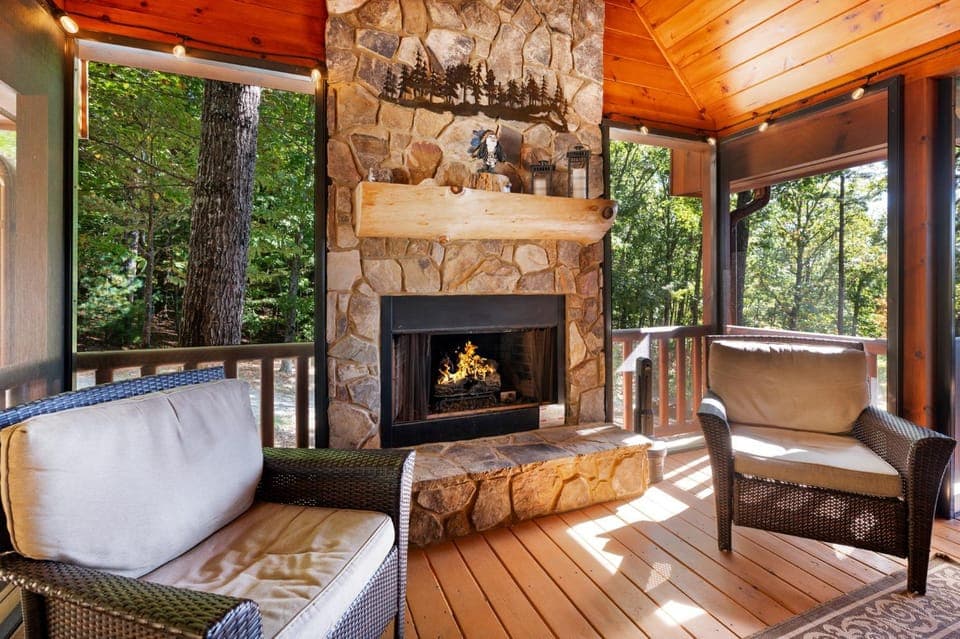 Soaring Hawk Lodge House in Union County