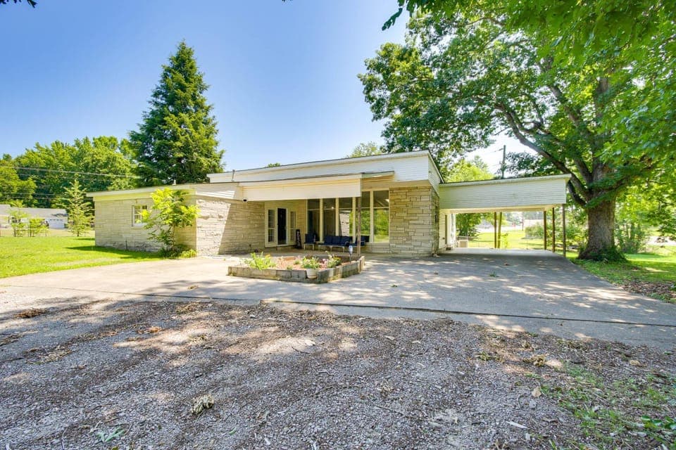 Expansive Family Home: 6 Mi to Dtwn Florence! House in Florence
