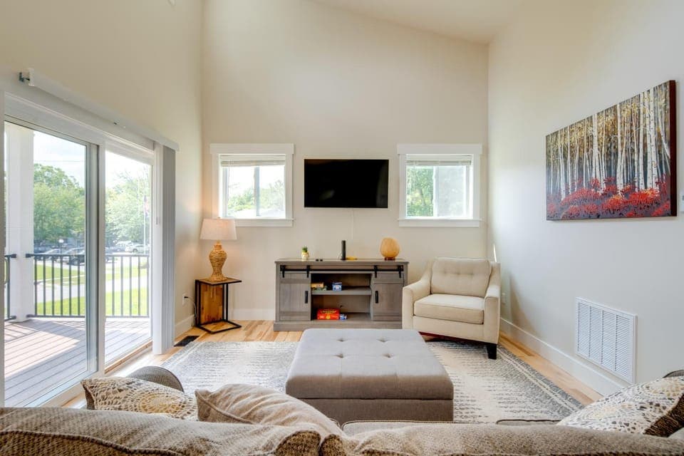 Cozy Hendersonville Home .05 Mi to Acusta Trail House in Hendersonville