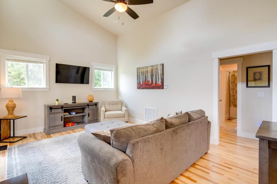 Cozy Hendersonville Home .05 Mi to Acusta Trail House in Hendersonville