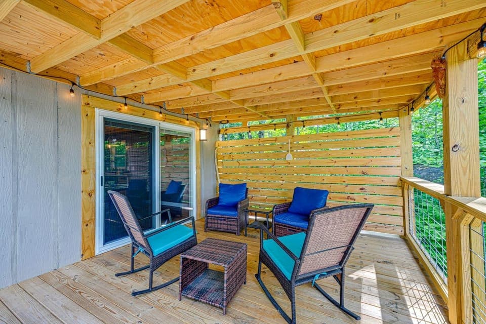 Renovated Franklin Home w/ Mountain-View Deck! House in Franklin