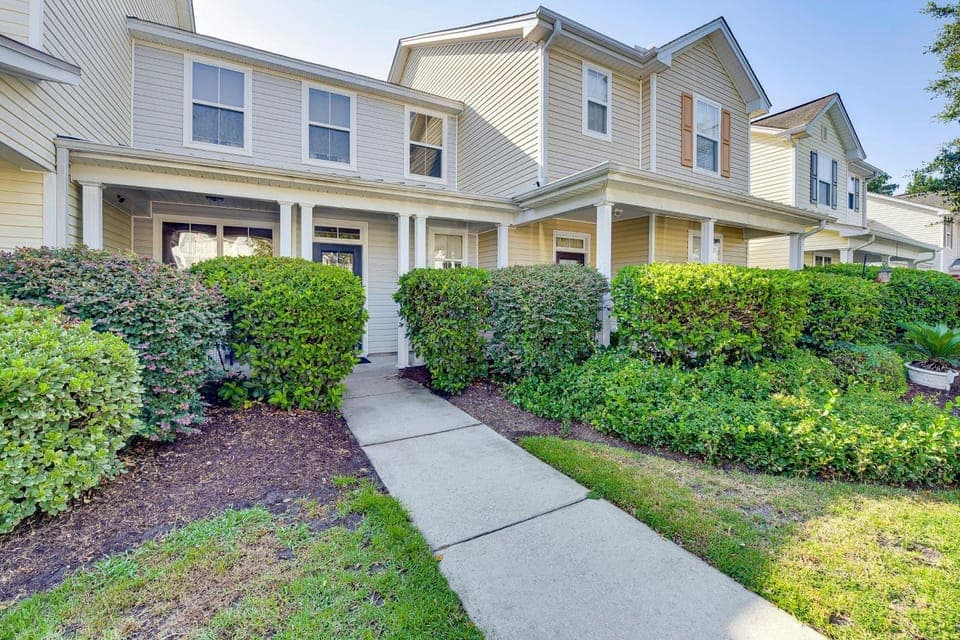1 Mi to Old Town: Cheerful Bluffton Townhome! House in Bluffton