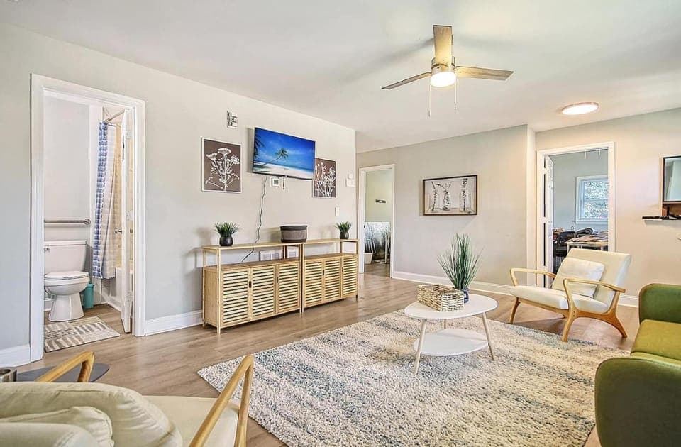 Close To Downtown Charleston! 4 Bed Retreat House in North Charleston