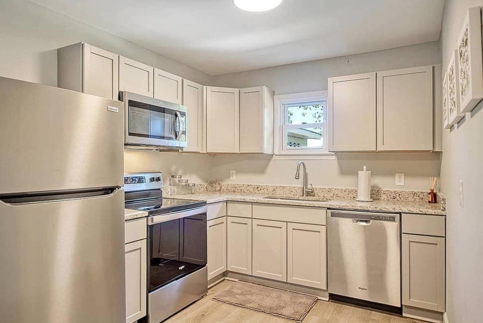 Close To Downtown Charleston! 4 Bed Retreat House in North Charleston