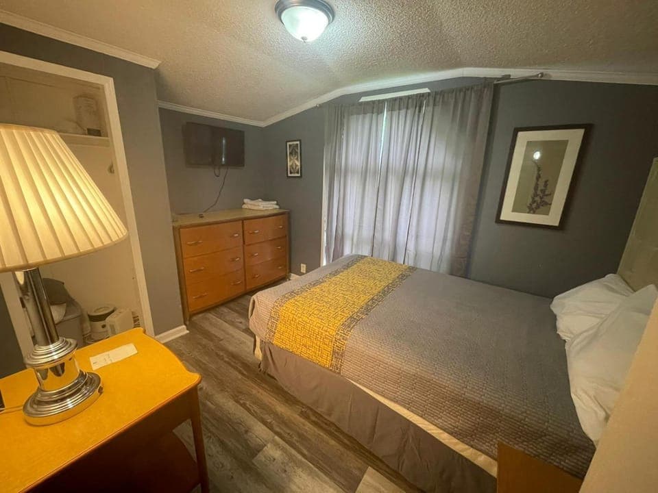 Cozy 3BR cabin with AC and Wi-Fi Fully Fenced Cabin in Memphis