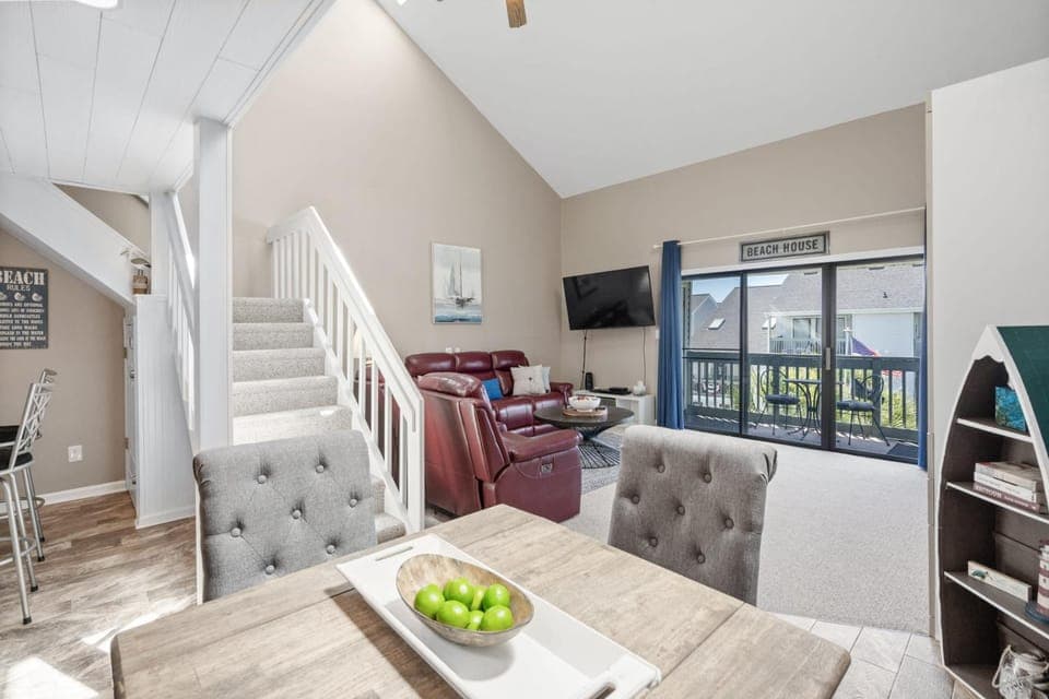 TV and multimedia, Living room, Seating area, Dining area