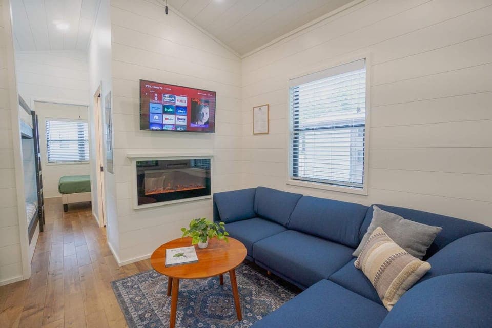 Creekside Modern Tiny Home - Firepit - Racoon Cabin Cabin in Pittman Center