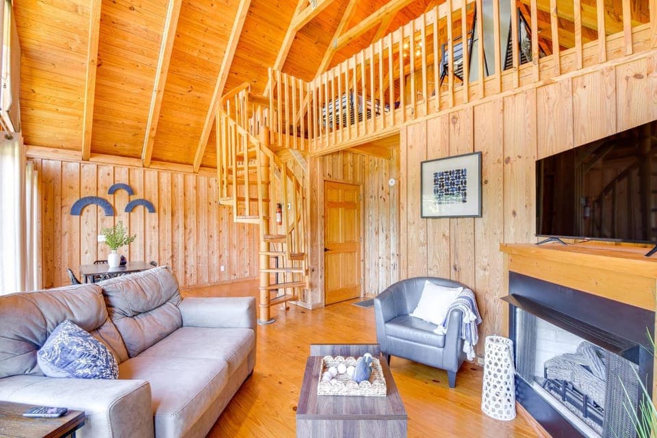 Walk to Lake Keowee: Idyllic Six Mile Cabin! Cabin in Lake Keowee
