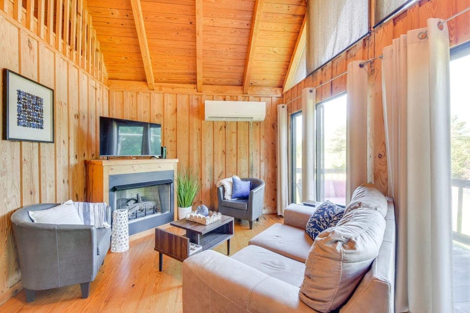 Walk to Lake Keowee: Idyllic Six Mile Cabin! Cabin in Lake Keowee